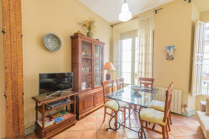 Entire apartment, Holiday Apartment "Picasso Flat" in Málaga City with Balcony, Wi-Fi & A/C in Málaga Central District, Malaga