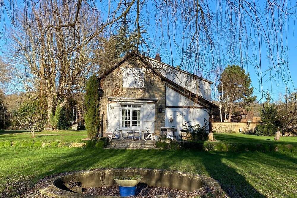 Riverside Character House With Outbuilding in Ménilles, Évreux region