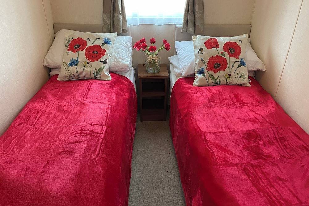 Poppy, dog-friendly caravan with panoramic sea views on Rockley Park Poole wi-fi in Poole, Poole Harbour