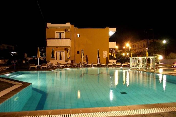 Appart’hôtel pour 3 personnes, avec vue et bassin pour enfant ainsi que piscine et jardin