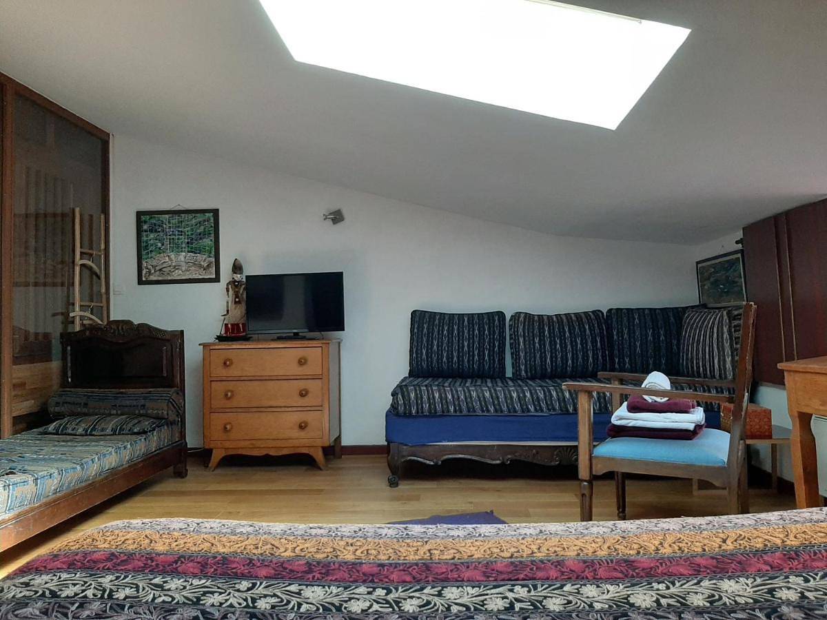 Family Room with Private Bathroom in Clermont-Ferrand, Parc naturel régional des Volcans d'Auvergne