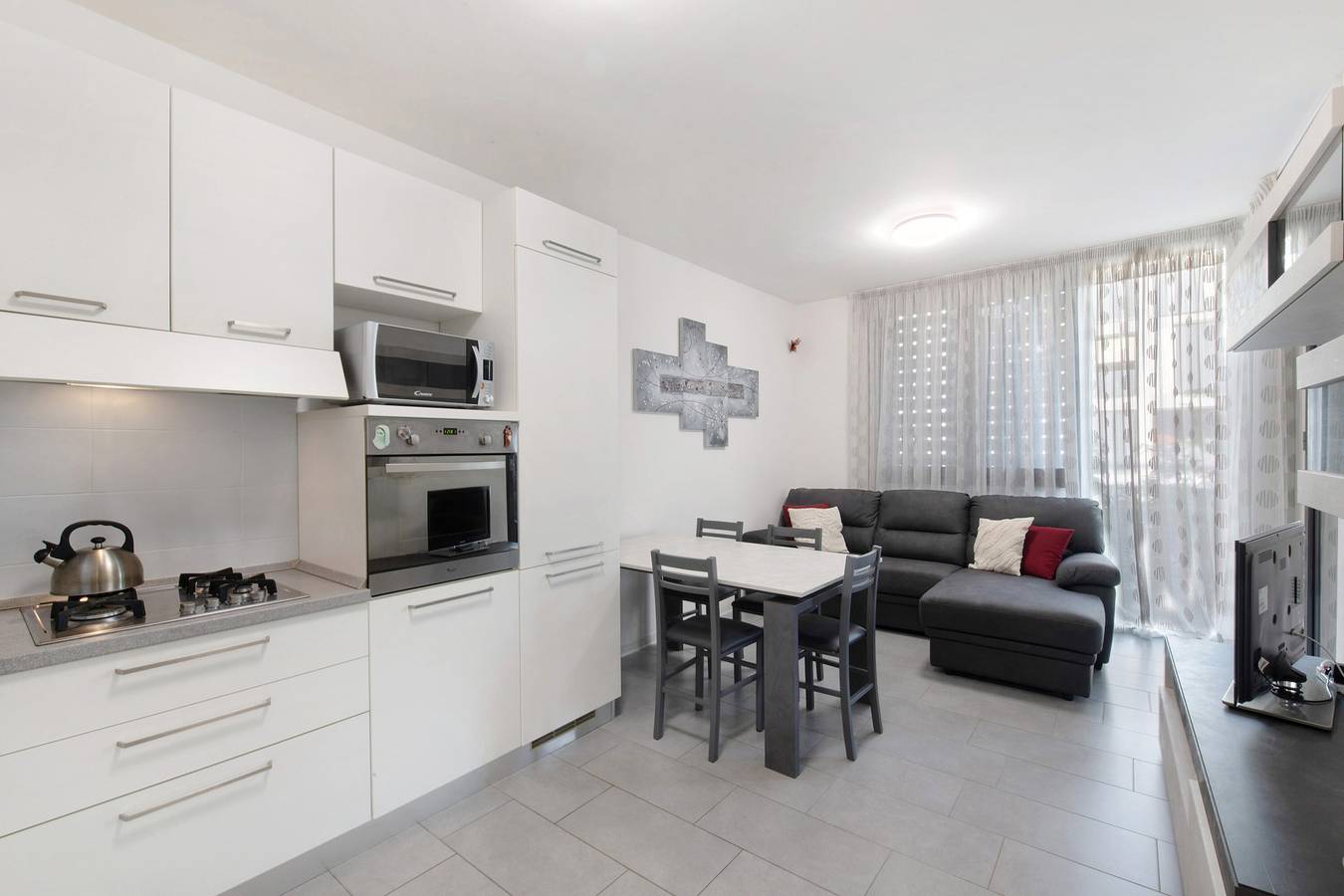Appartement entier, Appartement 'Easy Como Stay avec parking', terrasse partagée, Wi-Fi et climatisation in Côme, Lac de Côme