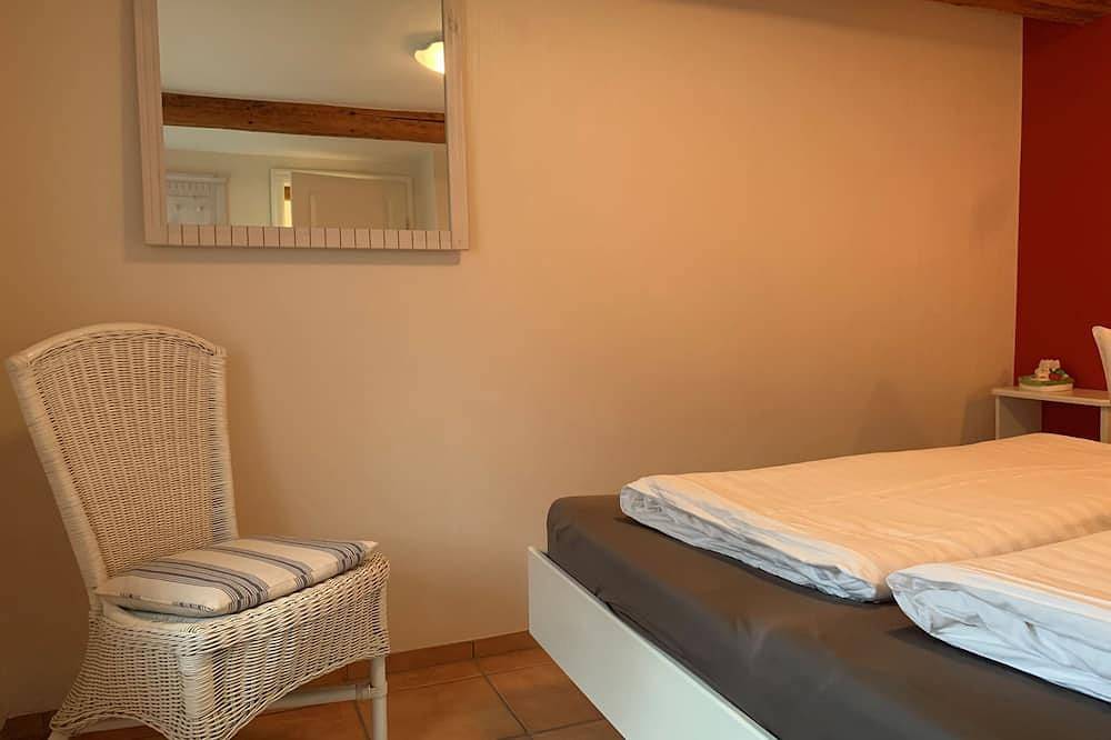 Ganze Wohnung, Schöne Ferienwohnung in Reetdachhaus im Ortskern von Nebel. in Nebel, Amrum