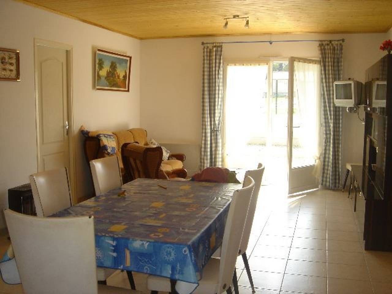 Casa a 1,5 km de Playa con Jardín, Terraza, y Comodidades Modernas para 4 Personas in Longeville-sur-Mer, Vandea