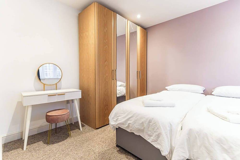 Stylish 4Br • Central Chichester + Free Parking in Chichester, West Sussex