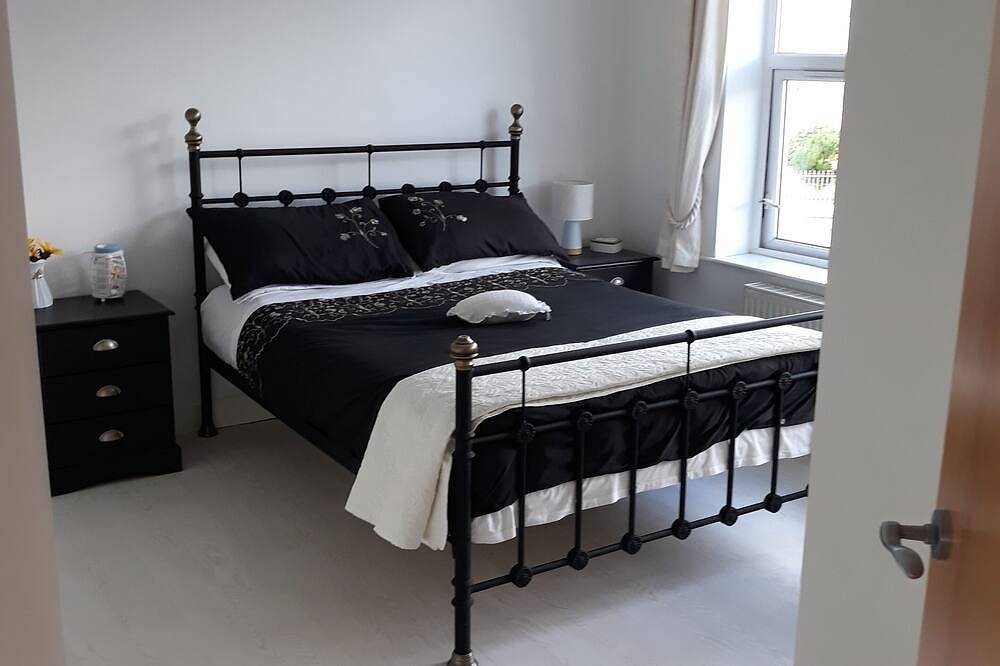 Entire apartment, Penthouse Apartment overlooking the beach views of Inch Island,Fahan Marina etc. in Inishowen, Lough Swilly
