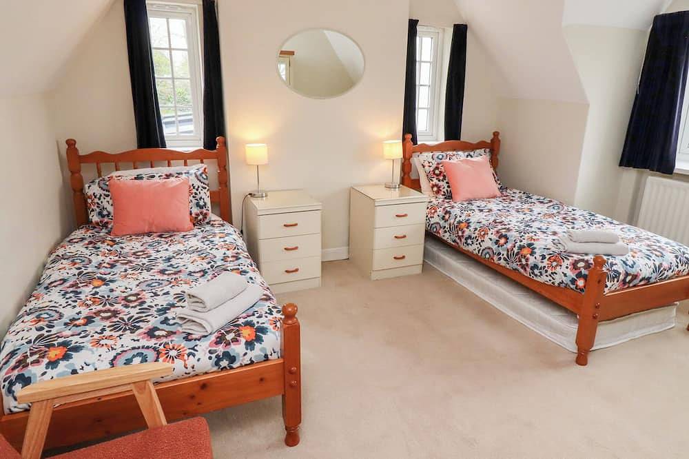 Rosedale Lodge, pet friendly, country holiday cottage in Alnmouth in Alnmouth, Northumberland