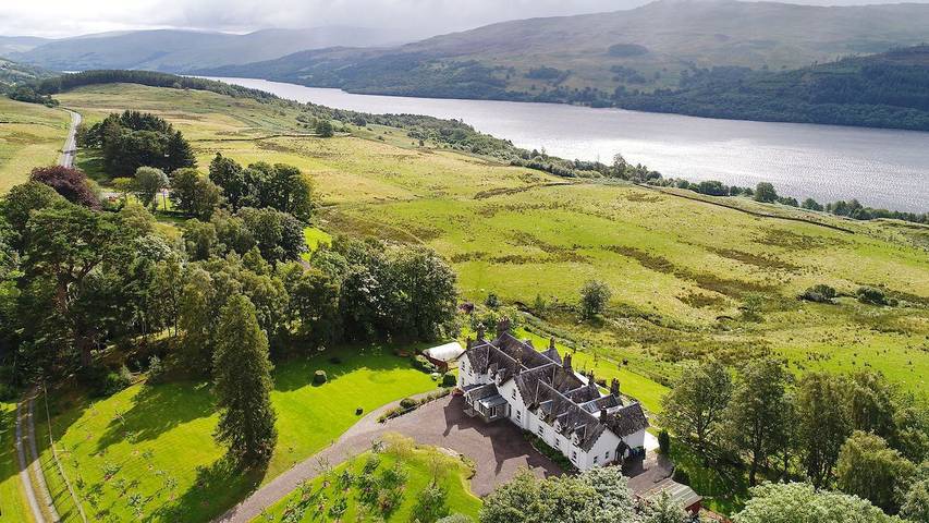 Holiday rental for 29 people, with terrace and hot tub as well as garden in Loch Tay