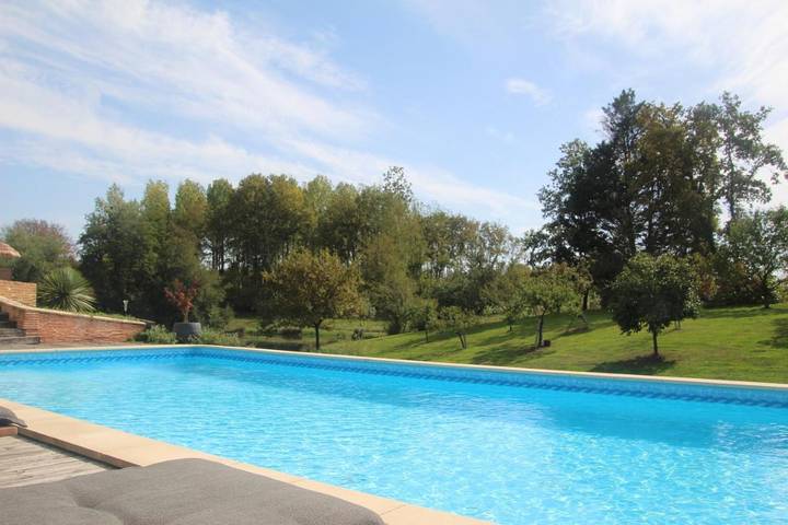 Location de vacances pour 2 personnes, avec terrasse et piscine ainsi que vue et jardin à Gabarret - 3