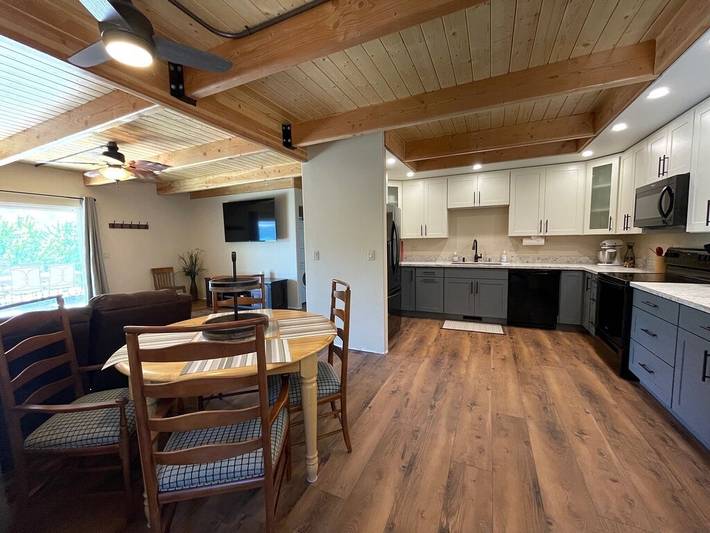 Vacation rental for 8 people, with yard and hot tub in Cascade Range