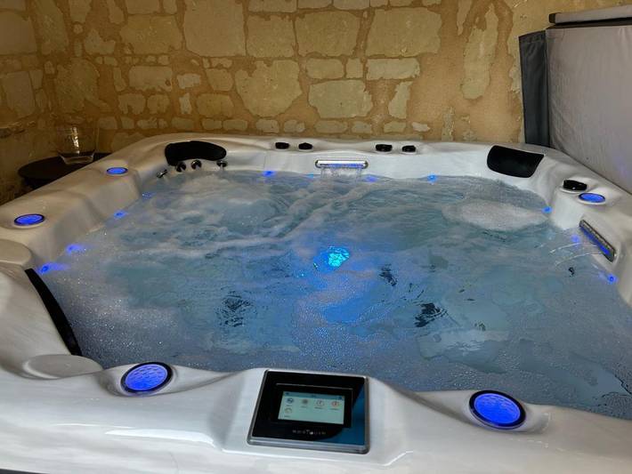 Location de vacances pour 4 personnes, avec terrasse et jacuzzi à Turquant