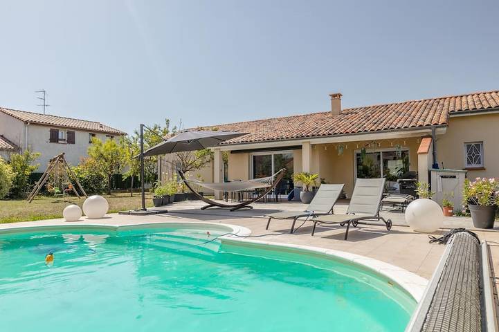 Location de vacances pour 6 personnes, avec jardin à Daux