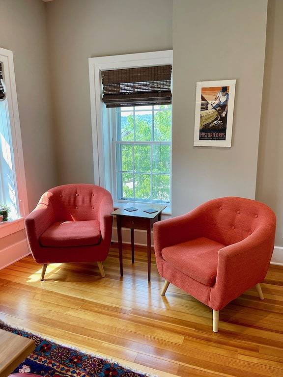 Ganze Wohnung, Decorah House - luftig, modern, voll natürlichem Licht, 5 Blocks in die Innenstadt in Decorah, Winneshiek County