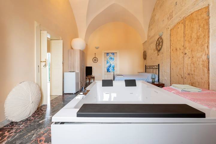 Room 'Palazzo Costantini - Anturium' with shared terrace, Wi-Fi and air conditioning in San Donato di Lecce, Lecce-provinsen