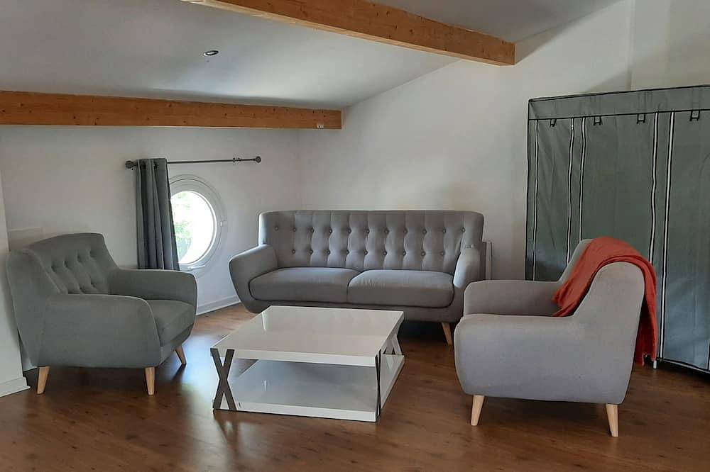 Appartement entier, Grand appartement avec terrasse, possibilité d'une chambre en plus. in Régusse, Région de Brignoles