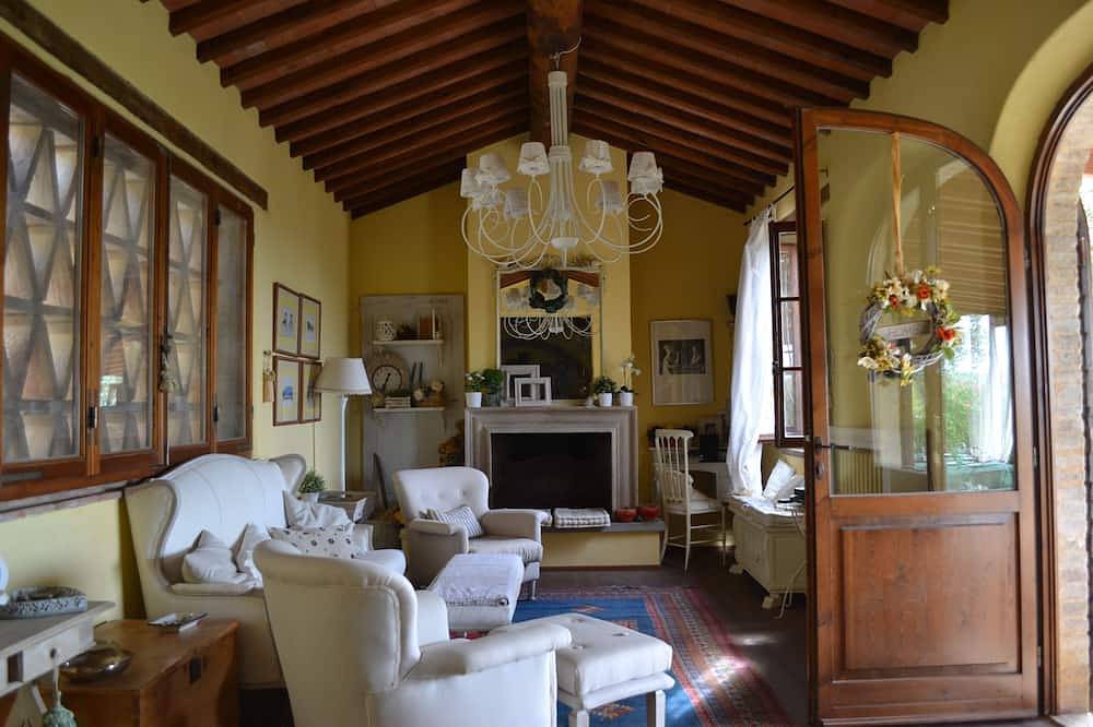 Cottage nel Chianti con Piscina. Vista Sulle Colline e sui Vigneti Toscani in Castellina in Chianti, Chianti