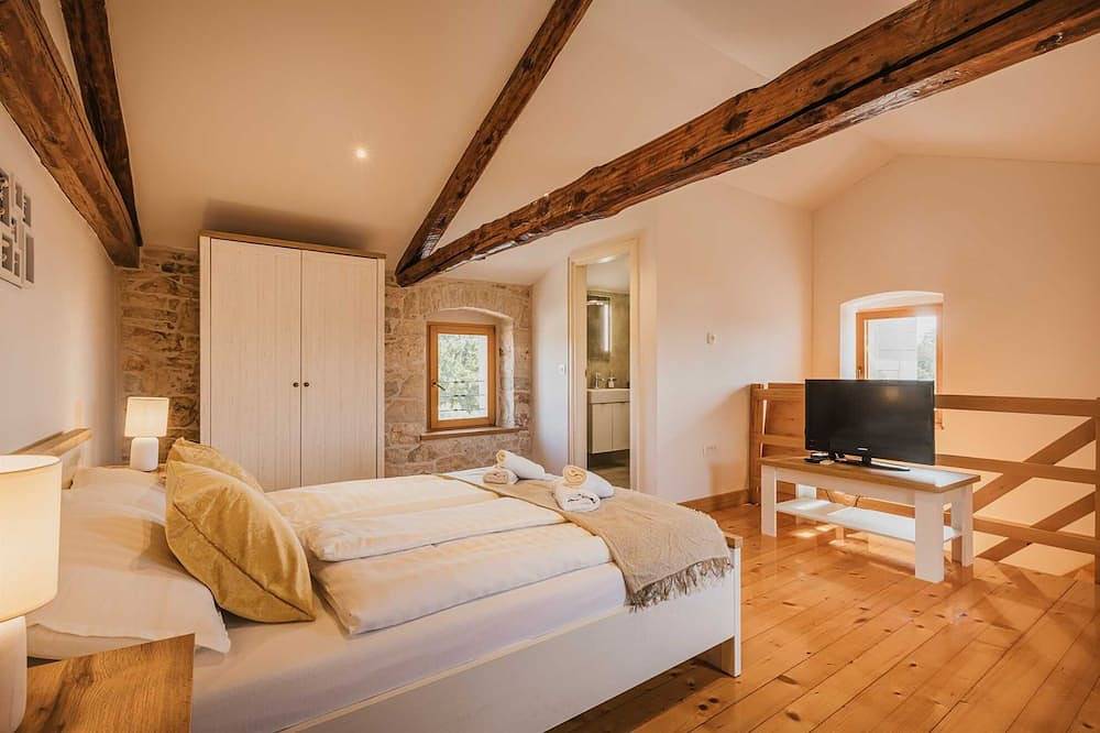 Villa mit 2 Schlafzimmern und Pool, Jacuzzi für bis zu 4 Personen in Grad Poreč, Porec und Umgebung