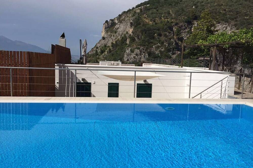 Villa Bikini, a paradise on the rock steep above the sea with swimming pool. in Vico Equense, Penisola Sorrentina