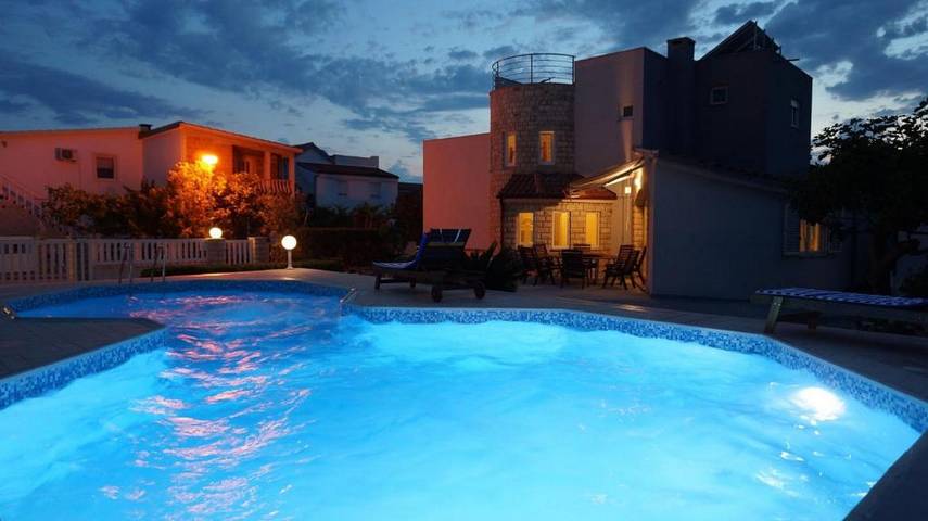 Villa pour 12 personnes, avec terrasse ainsi que piscine et jardin dans Vir - 2