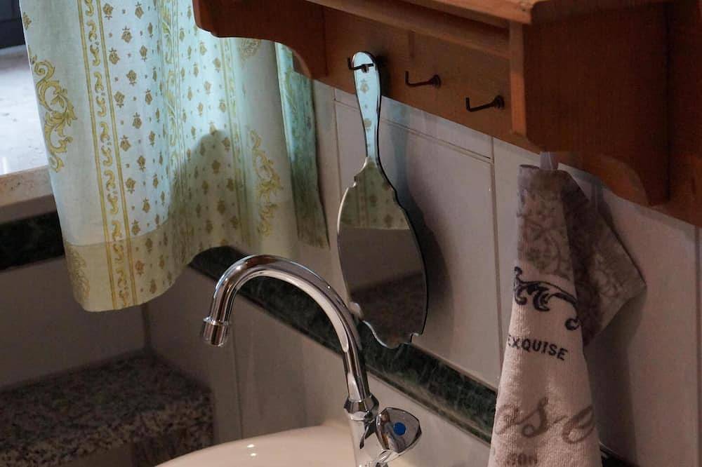 Ganze Wohnung, Liebevoll eingerichtete Ferienwohnung mit sonnigem, ruhigen Balkon zum Lavendel in Freital, Osterzgebirge