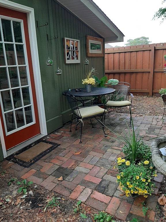 The Artist's Cottage is the ideal home away from home! in Wilmington, New Hanover County