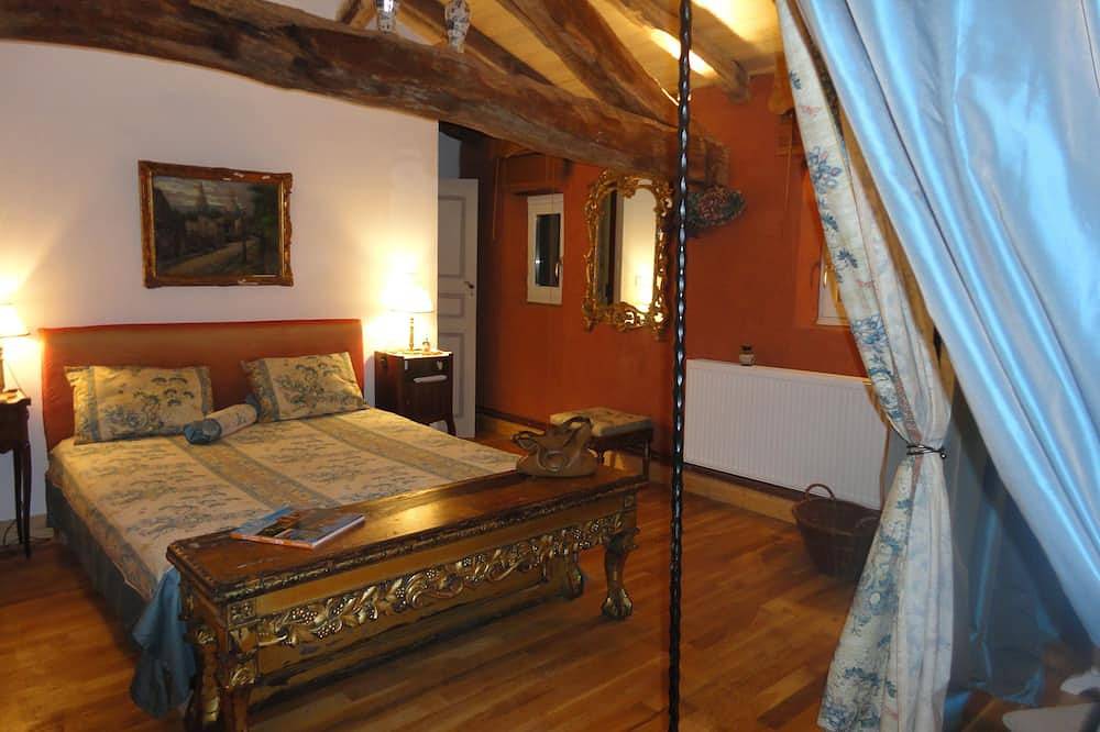 Character house with garden in a 13th century Bastide in Lisle-sur-Tarn, Albi region