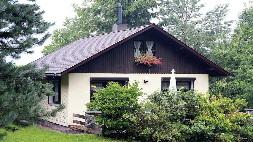 Ferienhaus für 4 Personen, mit Balkon und Sauna sowie Garten in Waltershausen