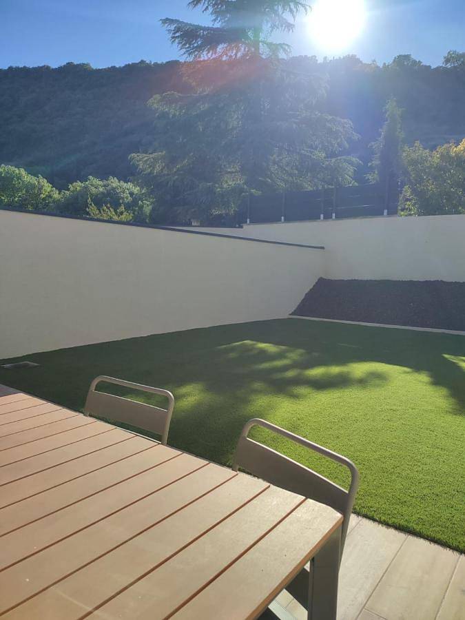 Location de vacances pour 4 personnes, avec vue ainsi que jardin et terrasse à Rochemaure - 2