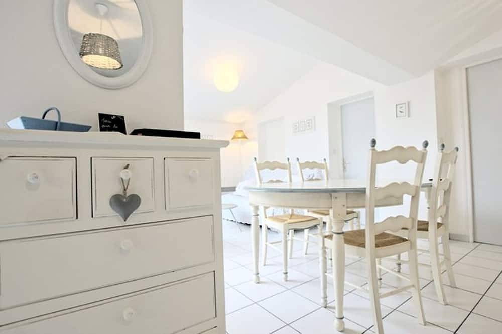 Appartement entier, Appartement avec terrasse au port d'Ars-en-Ré, Wi-Fi gratuit in Ars-en-Ré, Île de Ré