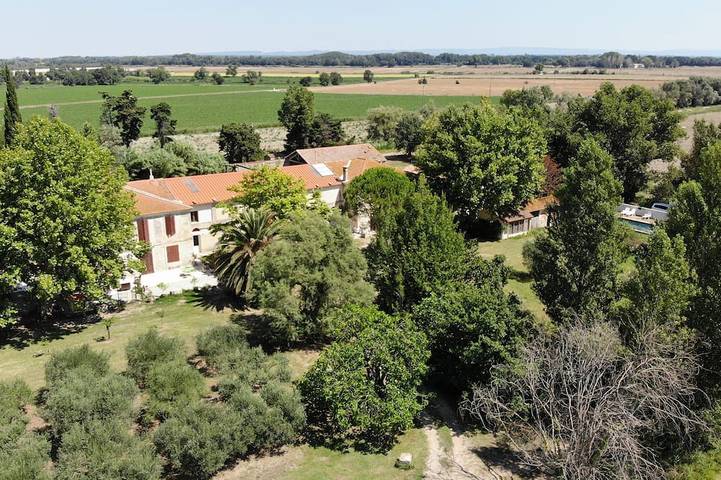 Gîte pour 2 personnes, avec terrasse ainsi que piscine et jardin à Arles