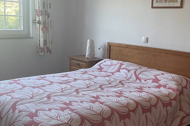 Ganze Wohnung, Apartment mit Meerblick vom oberen Balkon und Gemeinschaftspool. 5 Minuten zu Fuß zum Strand in Carvoeiro, Faro Distrikt
