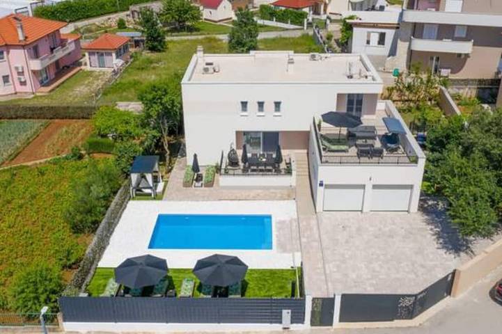 Five Bedroom Villa with Private Pool in Dalmatinisches Zagora