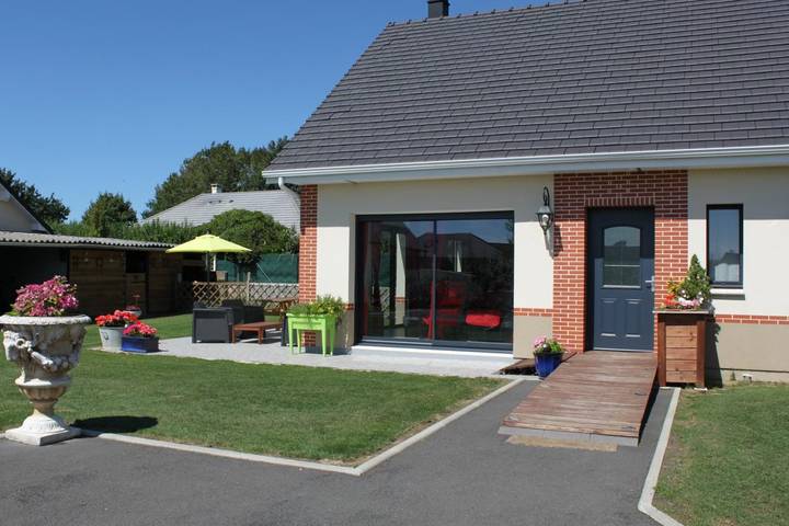 Location de vacances pour 5 personnes, avec Terrasse et Jardin ainsi que Piscine et Vue en Normandie