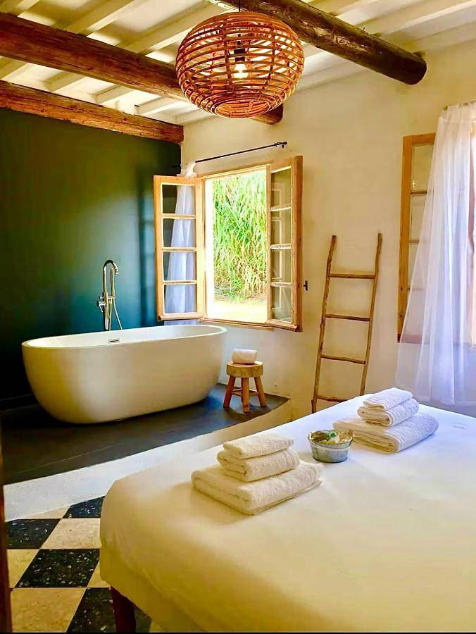 Location de vacances pour 4 personnes, avec piscine ainsi que vue et jardin, animaux acceptés à Quarante - 4