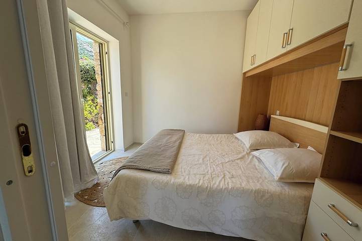 Kleine Villa in ruhiger Lage, 100 Meter vom Meer, Terrasse, Garten mit Meerblick in Sant Ambroggio, Lumio