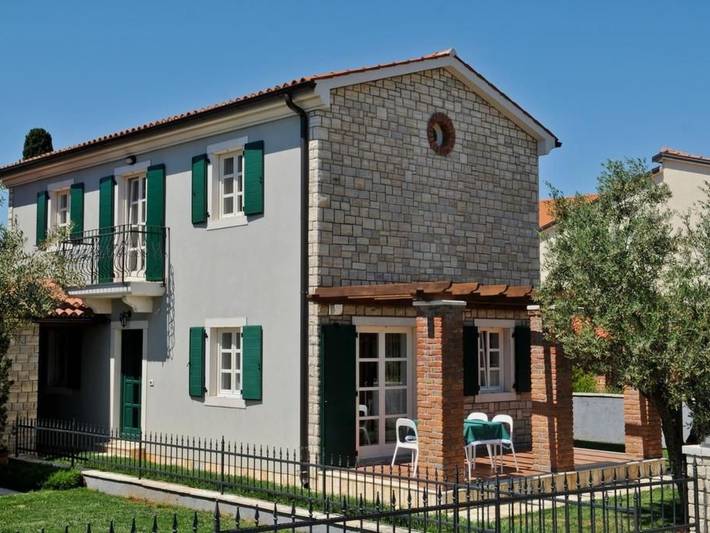 Ferienhaus für 3 Personen, mit Balkon und Terrasse sowie Garten und Pool