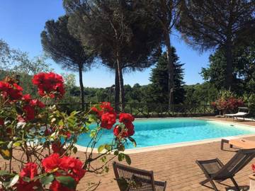 Location de vacances pour 17 personnes, avec piscine ainsi que jardin et terrasse à Bracciano