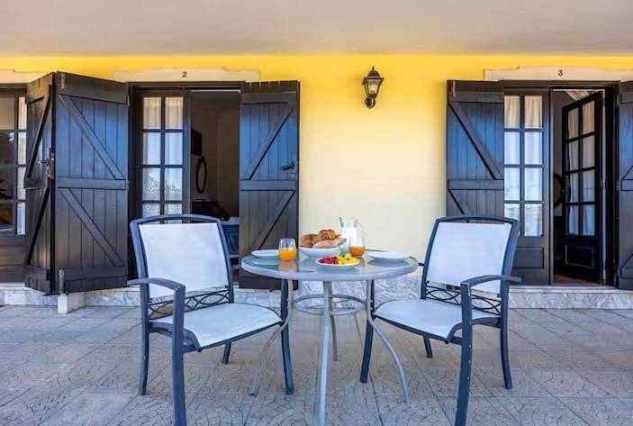 Maison d’hôte pour 3 personnes, avec terrasse ainsi que piscine et jardin dans Odiáxere - 2