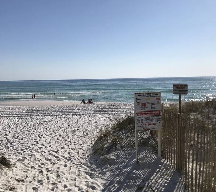 Vacation home for 6 people, with balcony and pool in Destin