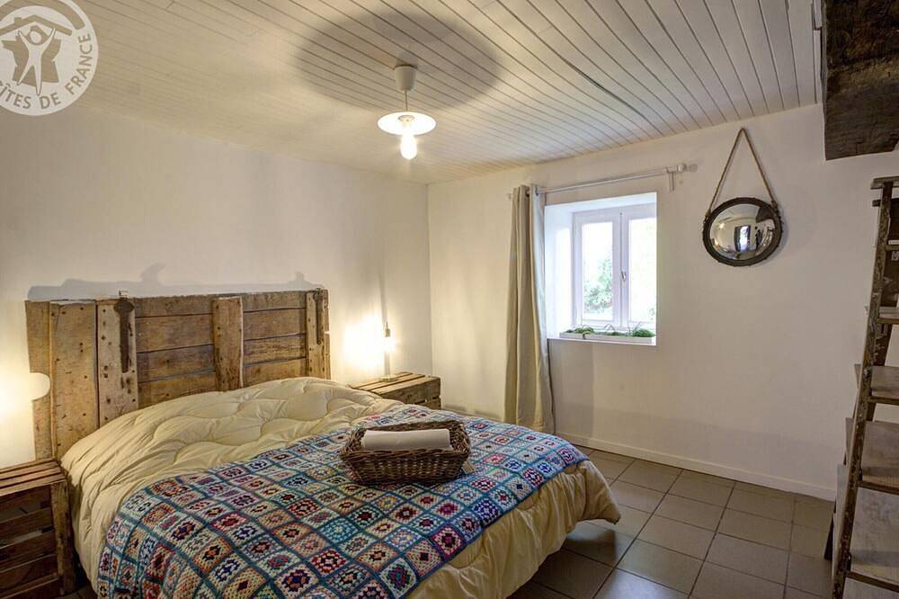 Geräumige Ferienhäuser mit privatem Pool, Sauna, Haustiere erlaubt und Parkplatz, bis zu 18 Personen in Vivans, Roanne und Umgebung