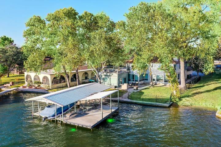 Vacation house for 14 people, with lake view and yard, kid friendly in Texas