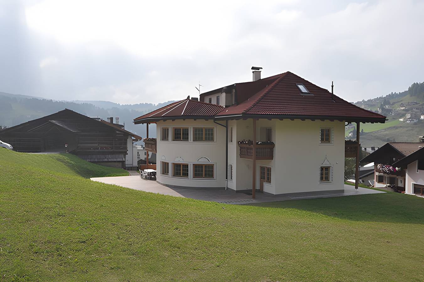 Appartamento intero, Appartamento 'Villa Konstanze' con Vista Montagna, Terrazza Privata e Wi-Fi in Plan da Tieja, Selva di Val Gardena