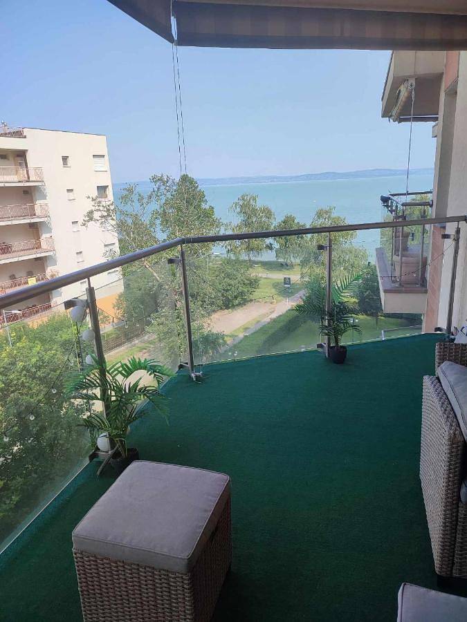 Ferienwohnung für 5 Personen, mit Balkon und Terrasse sowie Garten und Seeblick in Szabadifürdő