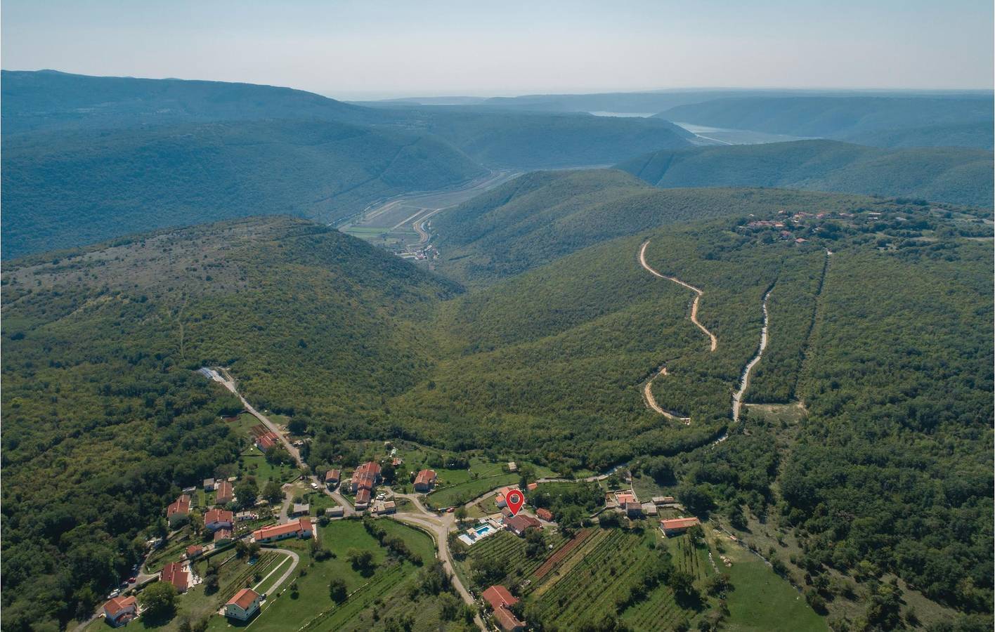Charmant appartement avec piscine, terrasse et Wi-Fi près du centre-ville de Raša in Raša, Côte Est de l'Istrie