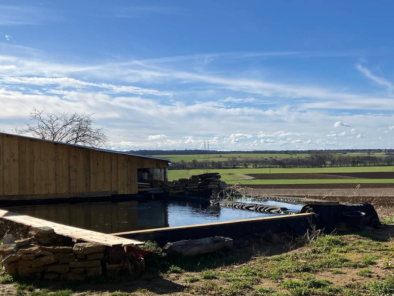 Casa de vacaciones 'Gîte Du Poisson Rouge' con chimenea, terraza y gran terreno in Molamboz, Jura