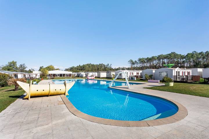 Chalet 'Bungalow T3 I I I - 15 Min Nazaré' with Shared Pool, Private Terrace and Air Conditioning in Leiria District