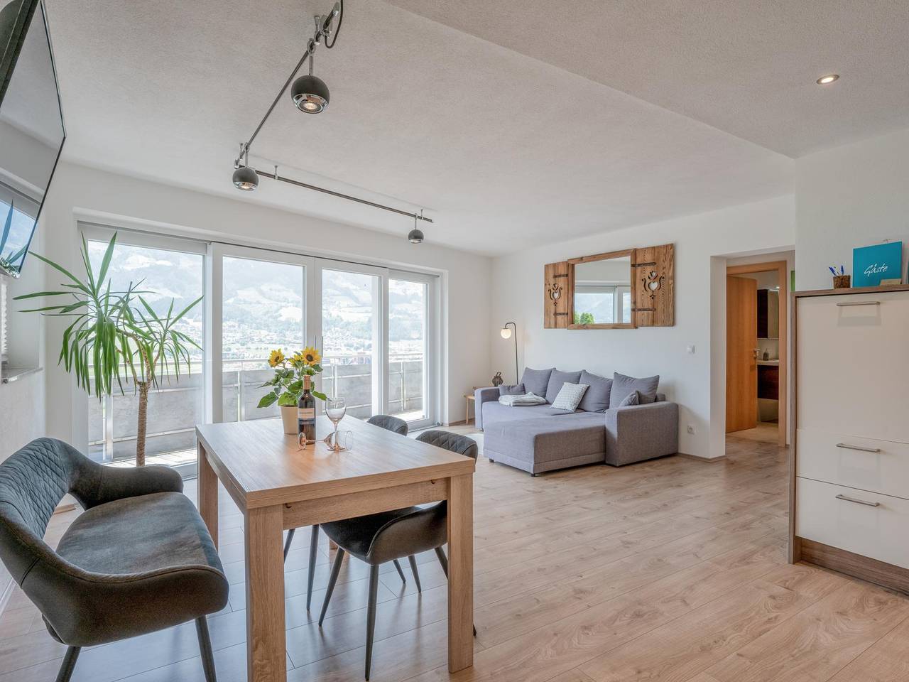 Ganze Wohnung, Großzügige Ferienwohnung, 4 km zum Skilift in Hart im Zillertal, Kitzbüheler Alpen