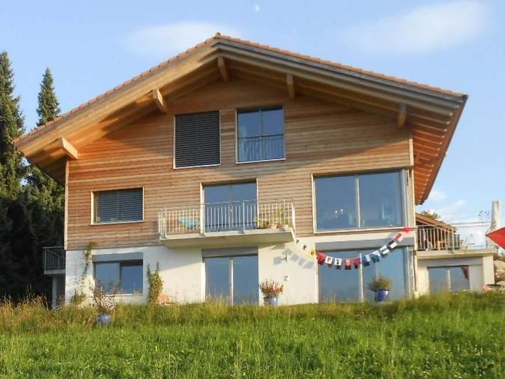 Ferienwohnung für 4 Personen, mit Terrasse und Garten sowie Ausblick und Seeblick im Berner Oberland