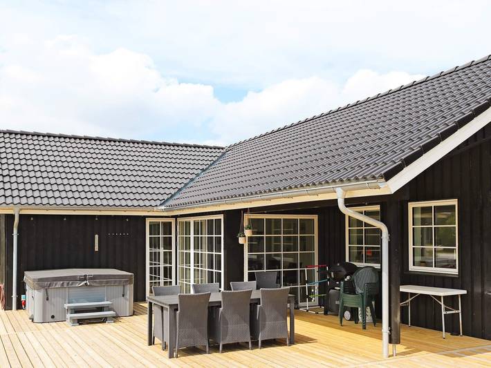 Ferieudlejning for 12 personer, med Jacuzzi og Terrasse samt Have i Helberskov