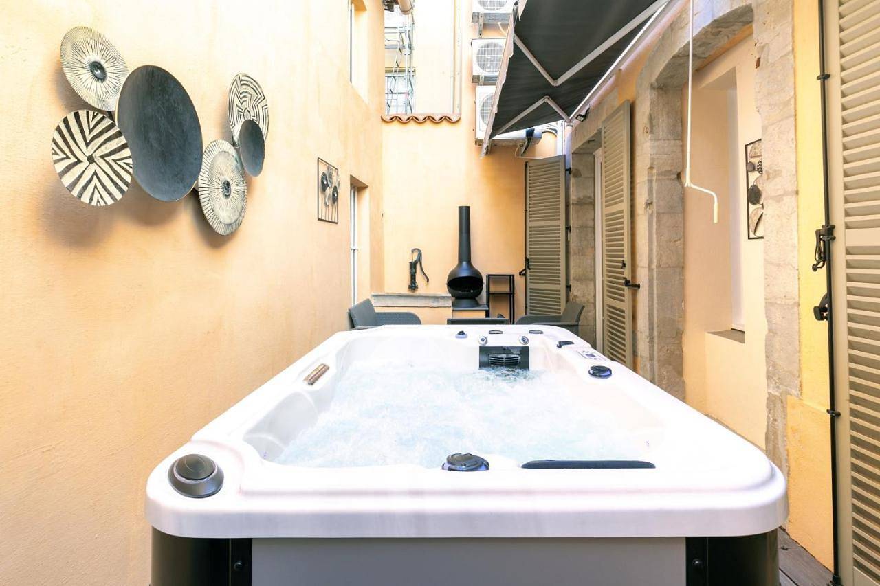 Appartement entier, Appartement de 2 chambres avec vue sur la ville jacuzzi et terrasse amenagee a Toulon in Toulon, Côte méditerranéenne (France)